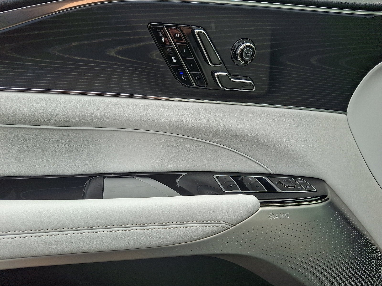 2024 Cadillac LYRIQ Luxury 2