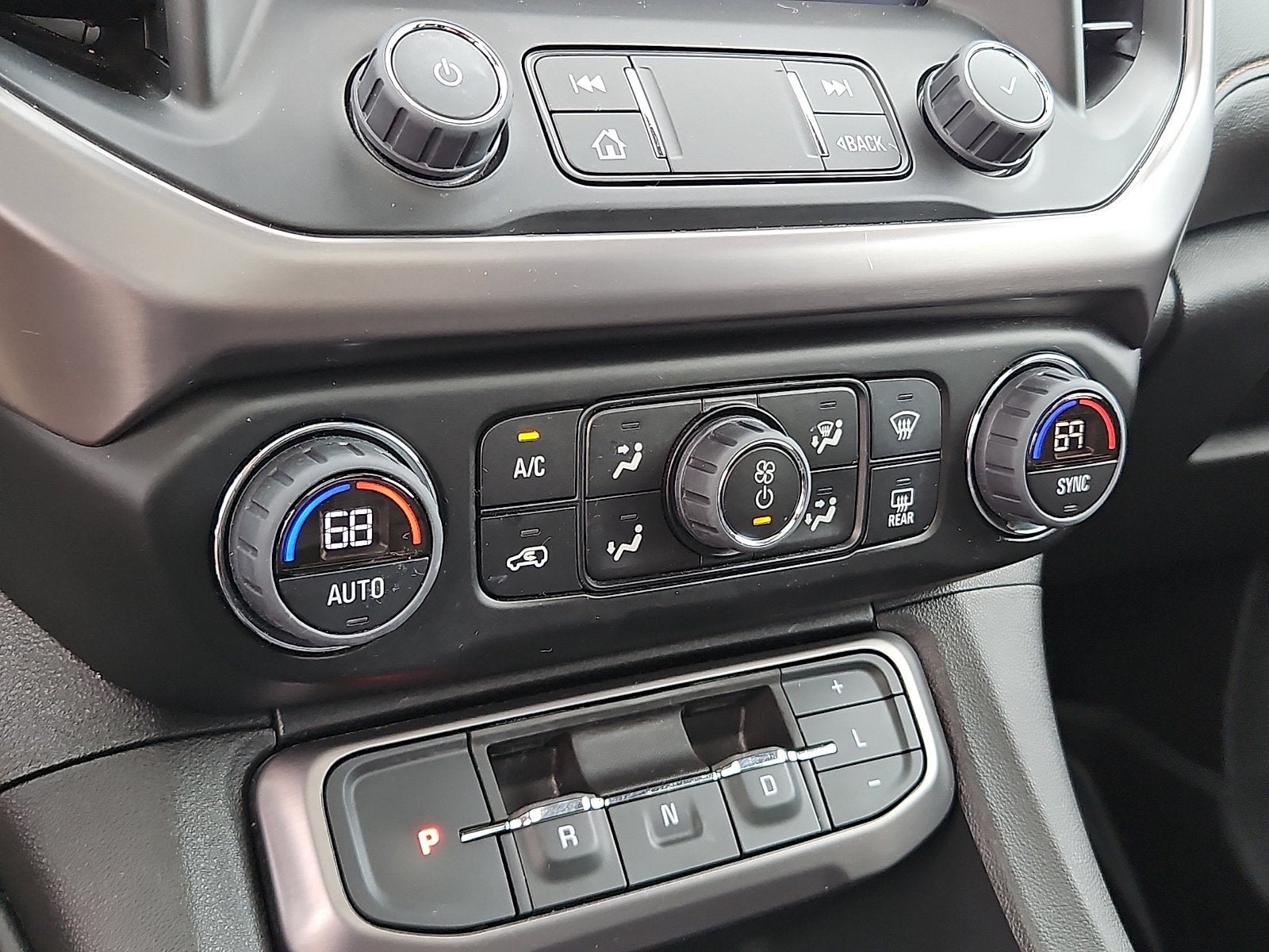 2023 GMC Acadia AT4