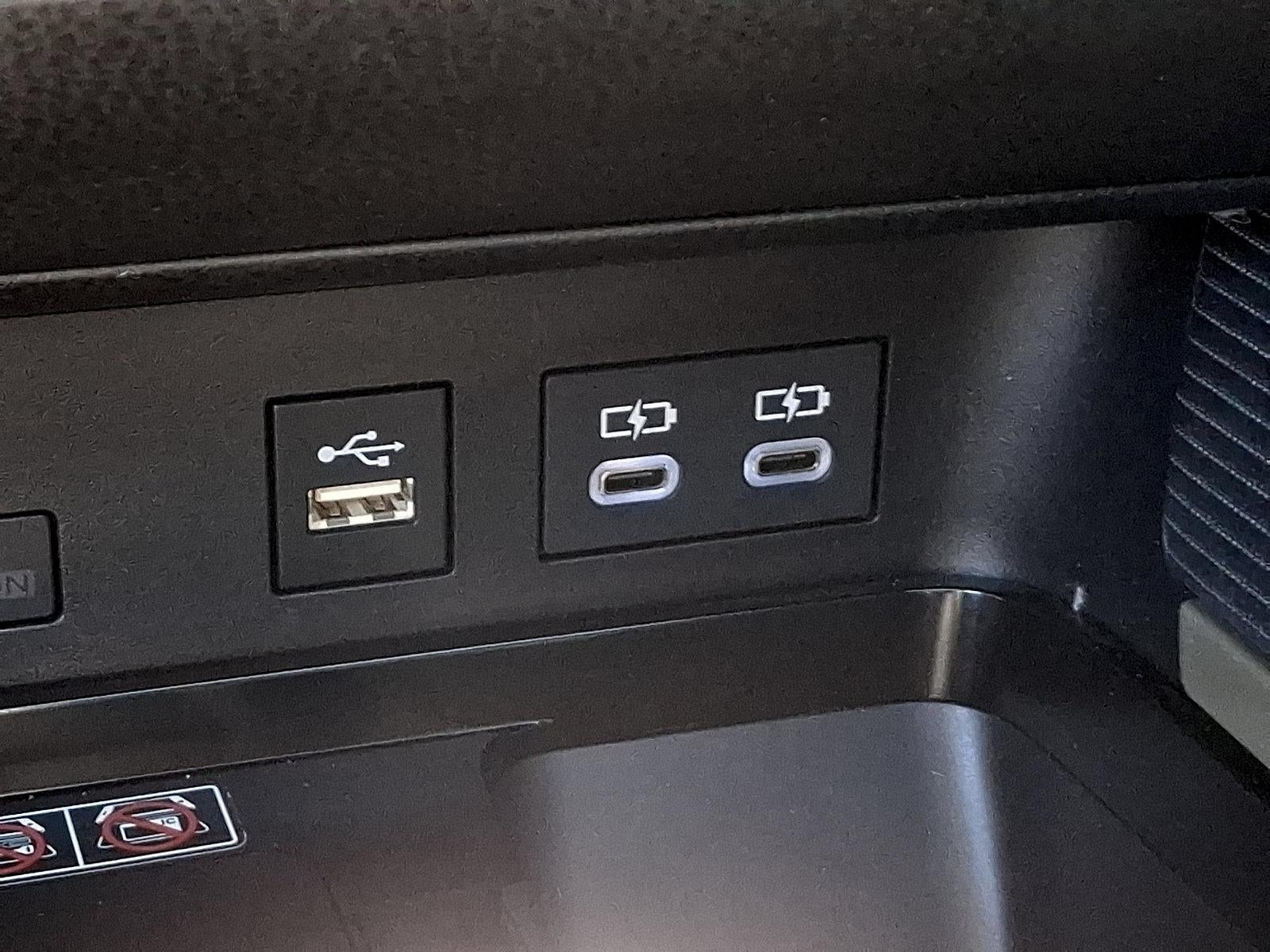 2025 Toyota Camry SE (Natl)