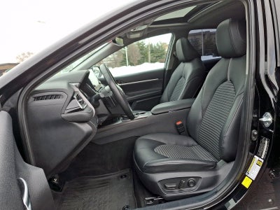 2023 Toyota Camry SE Auto (Natl)