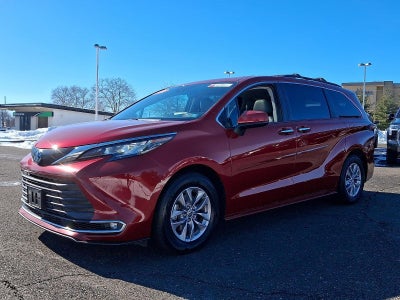 2022 Toyota Sienna XLE FWD 7-Passenger (Natl)