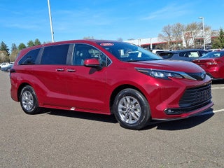 2025 Toyota Sienna XLE FWD 8-Passenger (Natl)