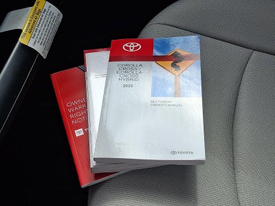 2025 Toyota Corolla Cross LE 4WD (Natl)