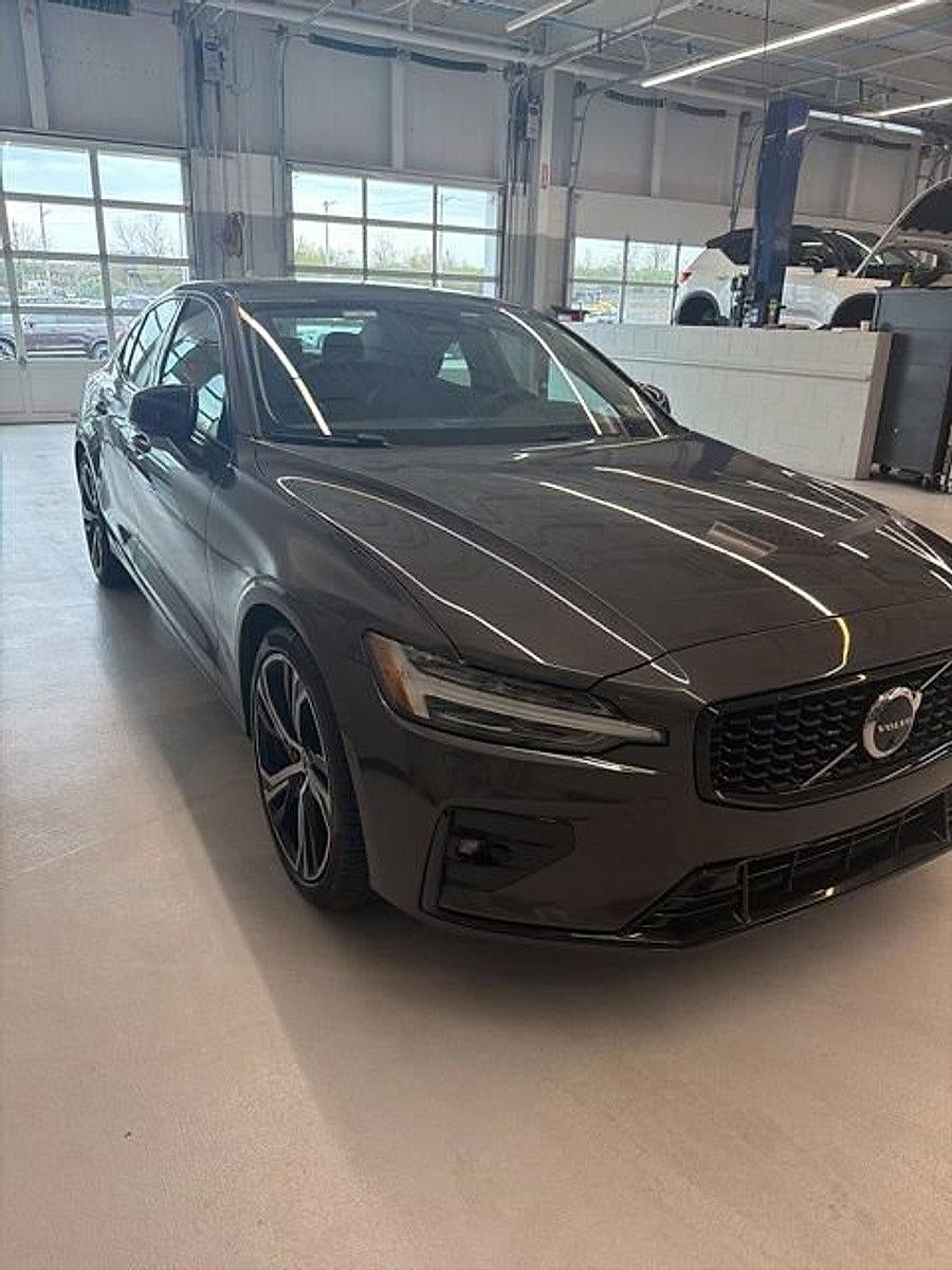 2024 Volvo S60 B5 AWD Plus Dark Theme