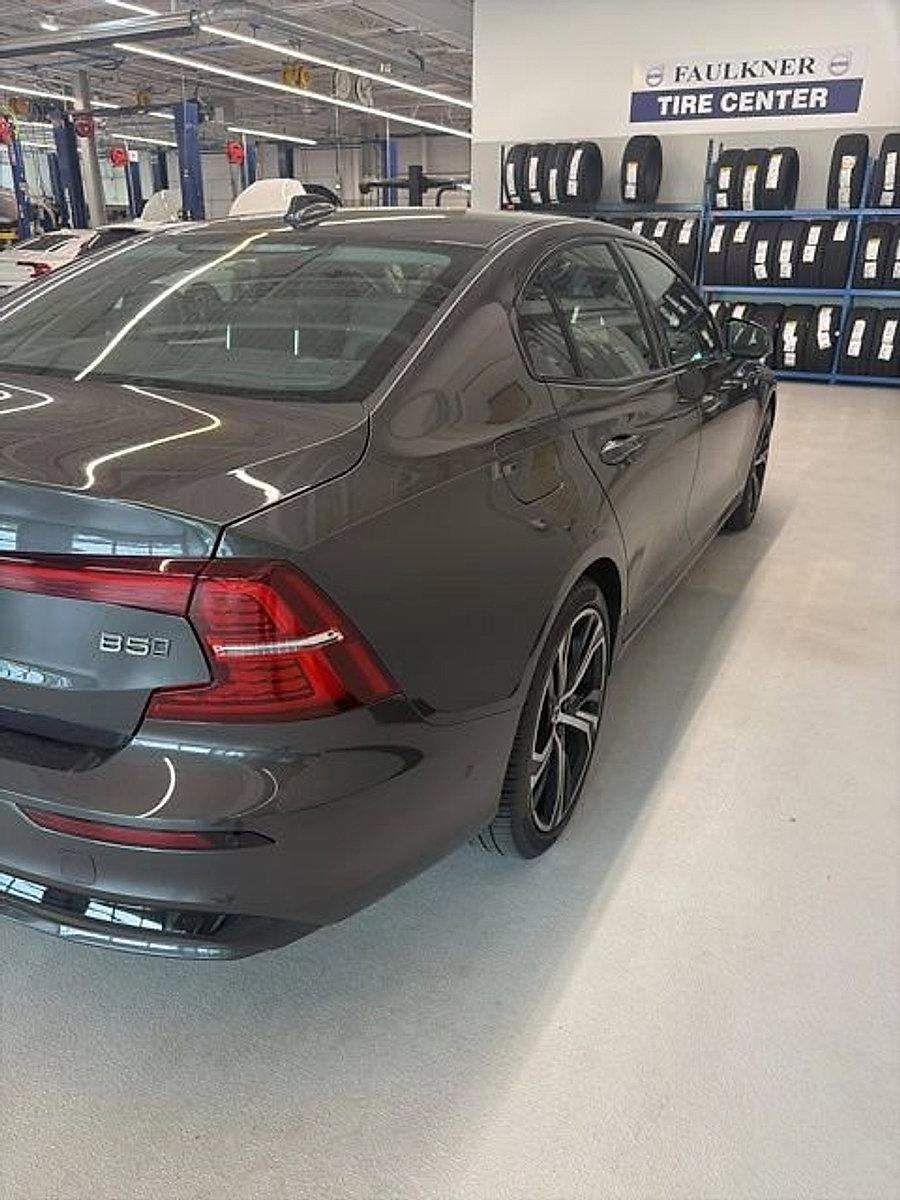 2024 Volvo S60 B5 AWD Plus Dark Theme
