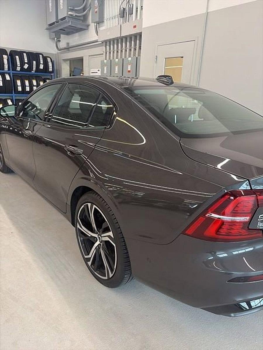2024 Volvo S60 B5 AWD Plus Dark Theme