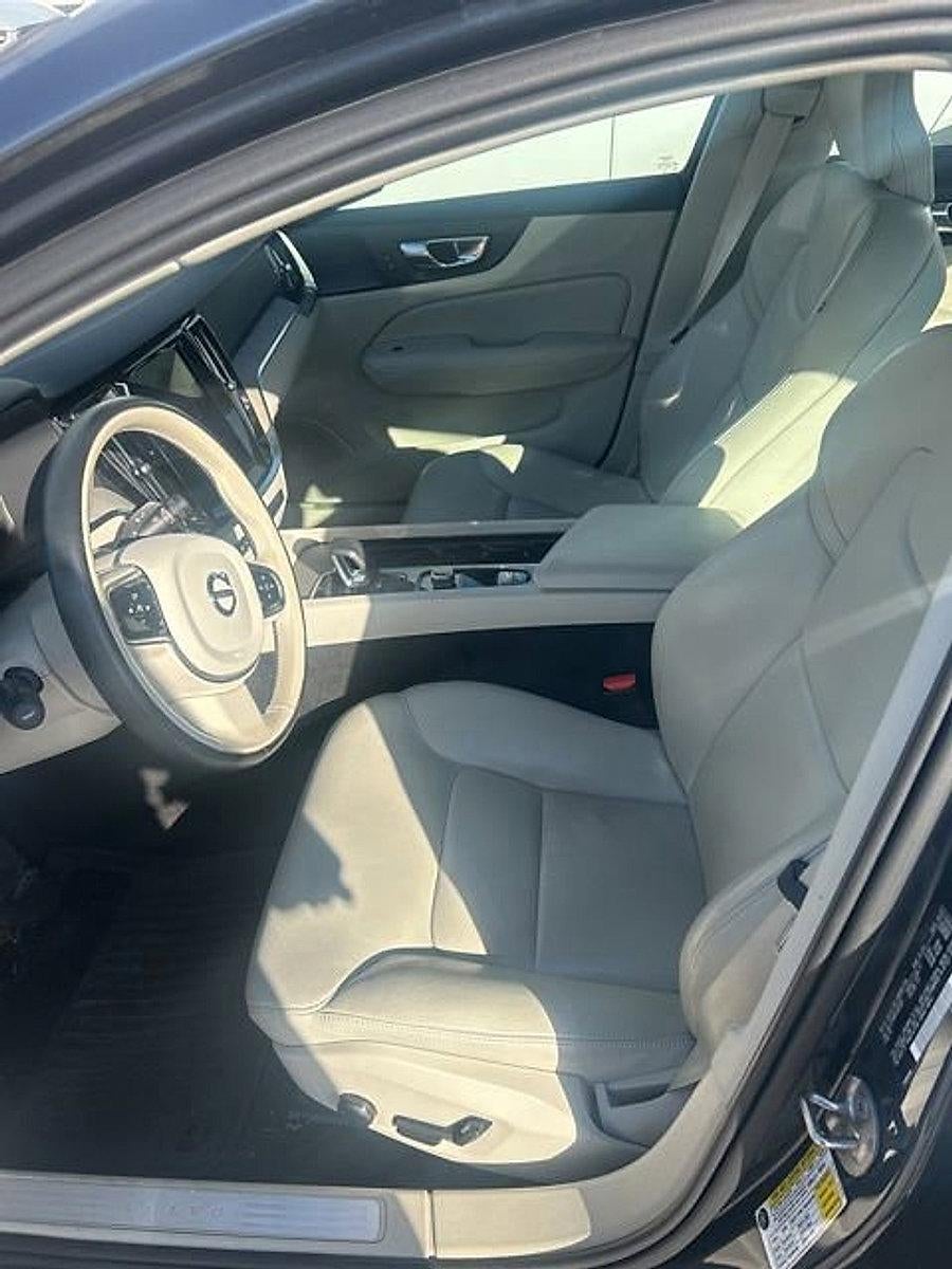 2023 Volvo S60 B5 AWD Plus Dark Theme