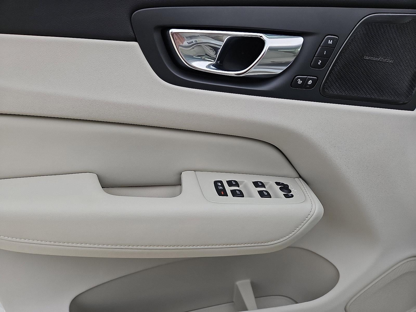 2023 Volvo XC60 B6 AWD Ultimate Bright Theme