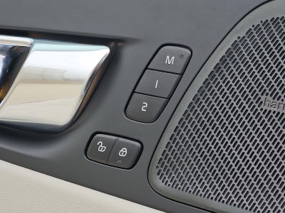 2023 Volvo XC60 B6 AWD Ultimate Bright Theme