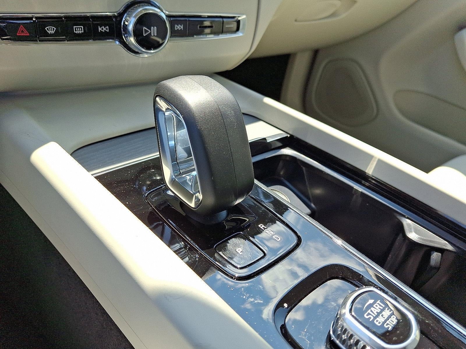 2025 Volvo XC60 Plug-In Hybrid T8 AWD Plus