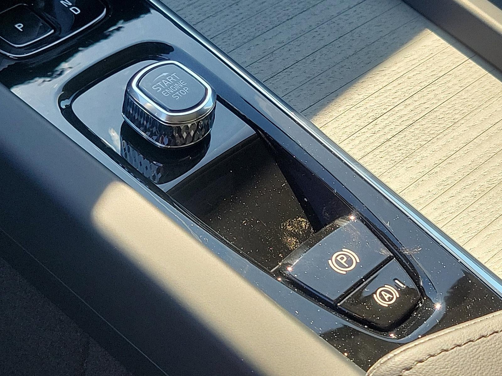 2025 Volvo XC60 Plug-In Hybrid T8 AWD Plus