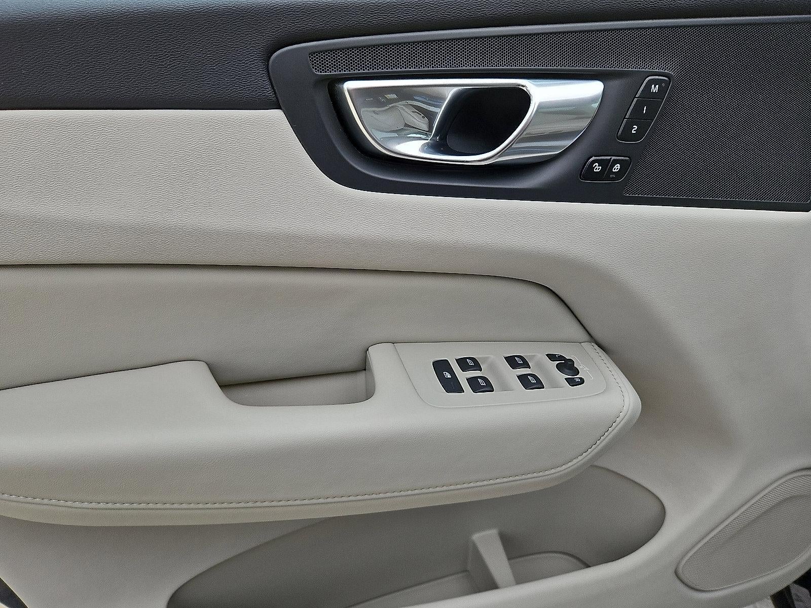 2024 Volvo XC60 B5 AWD Core Dark Theme