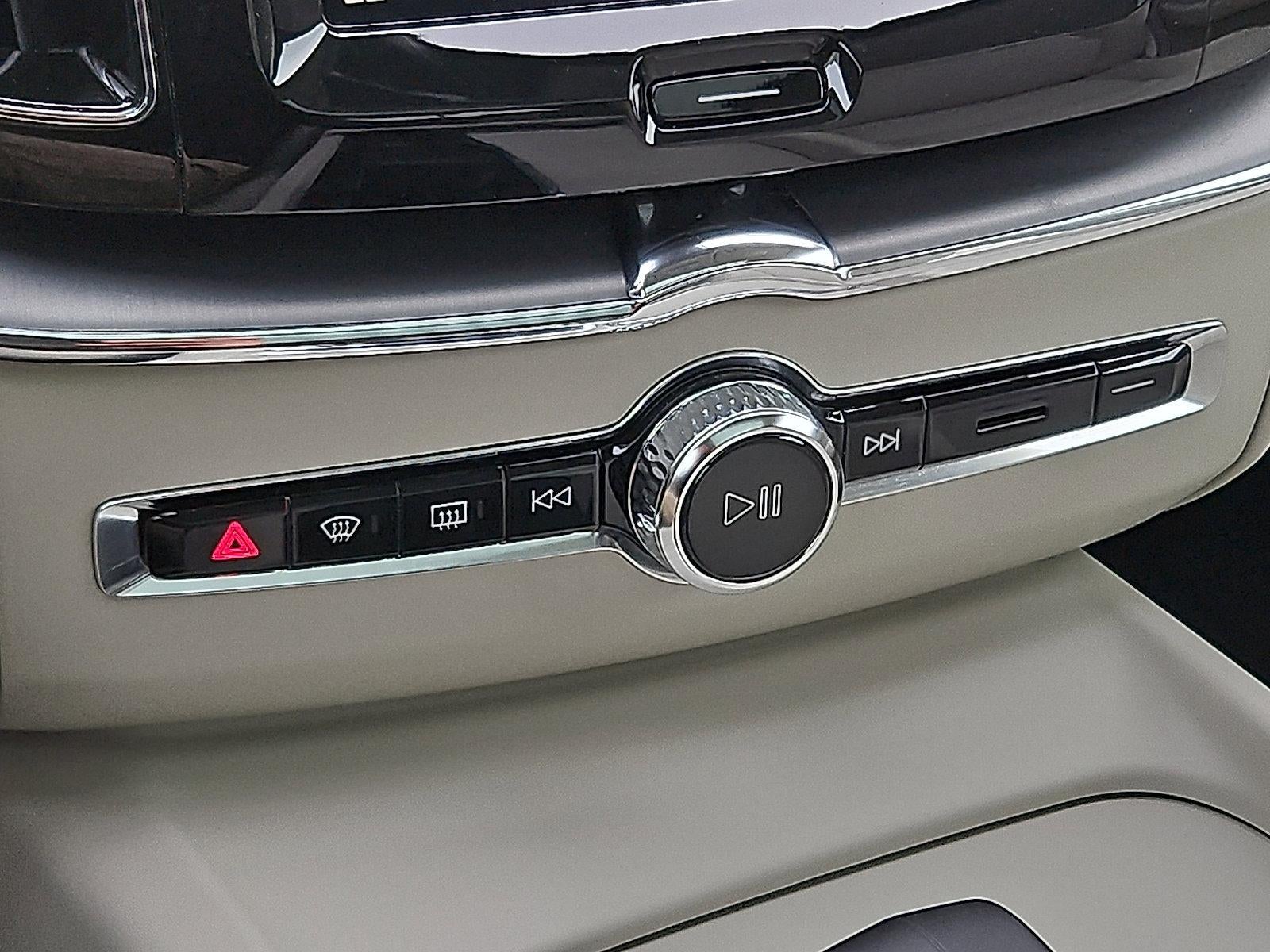 2024 Volvo XC60 B5 AWD Core Dark Theme