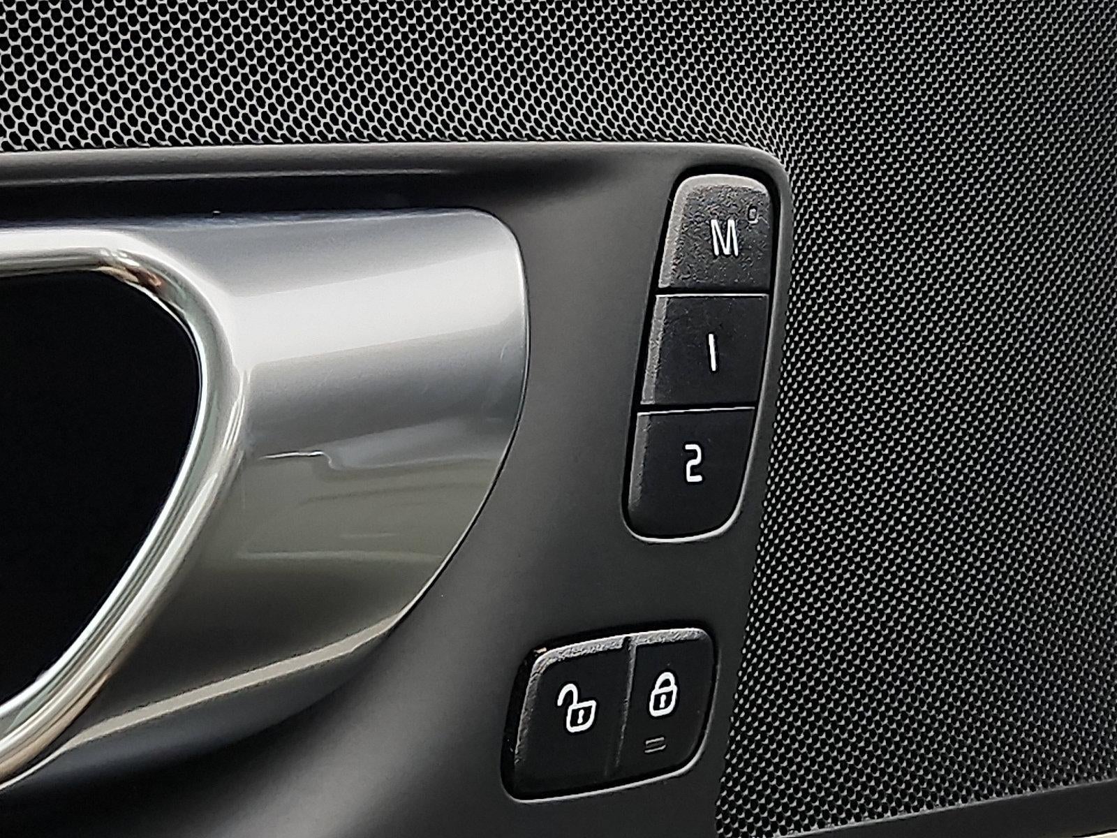 2024 Volvo XC60 B5 AWD Core Dark Theme