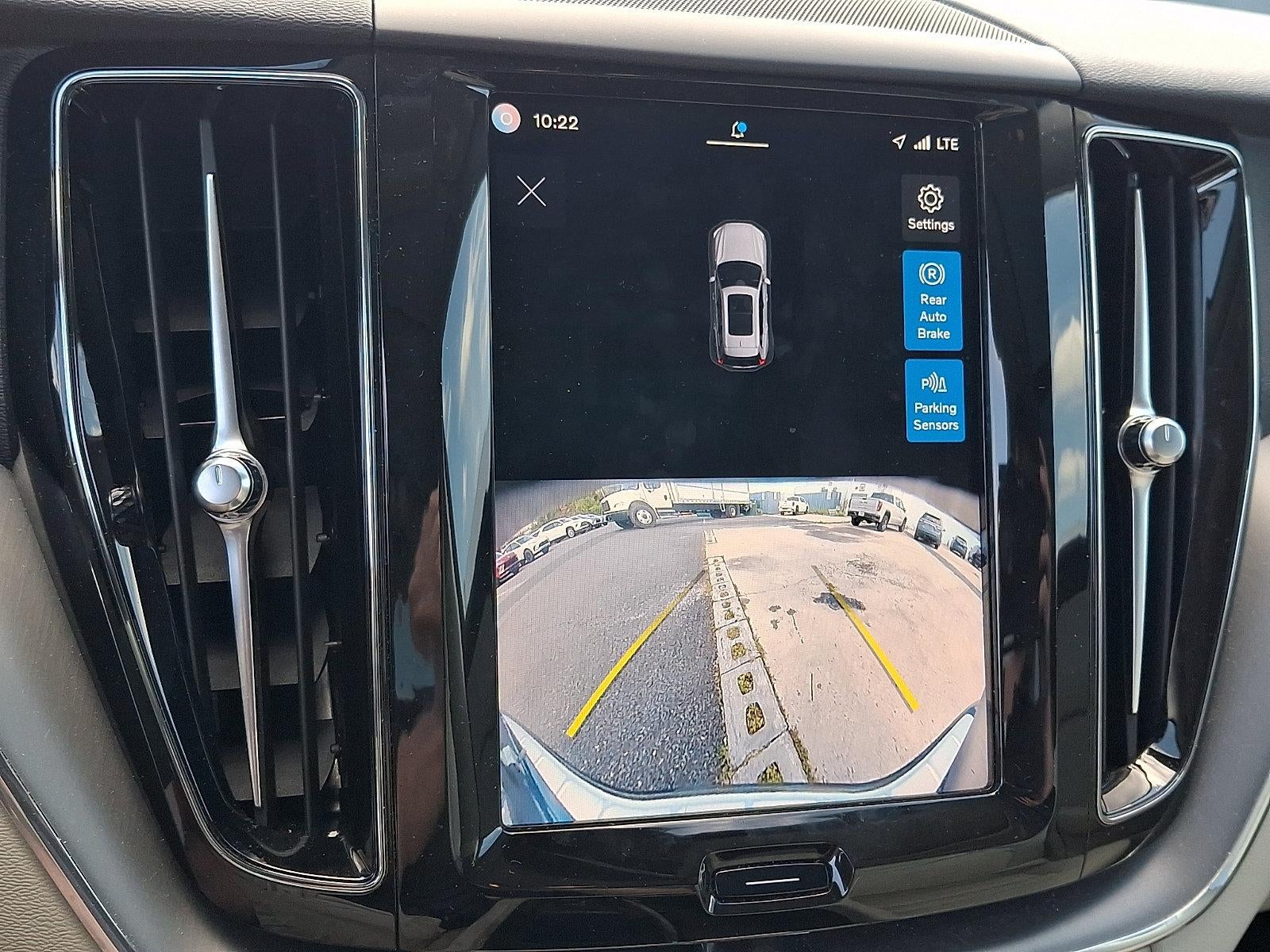2024 Volvo XC60 B5 AWD Core Dark Theme