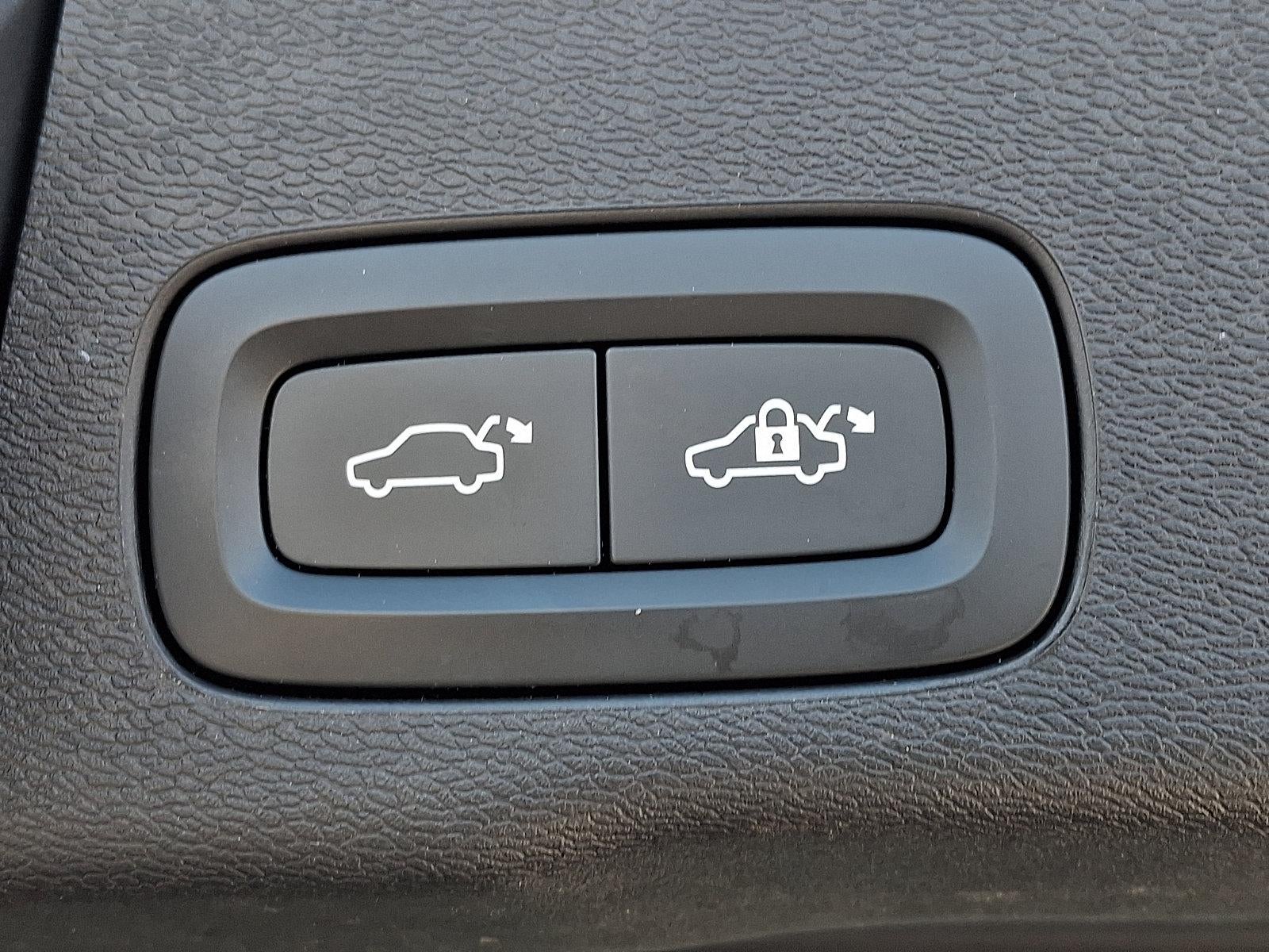 2024 Volvo XC60 B5 AWD Core Dark Theme