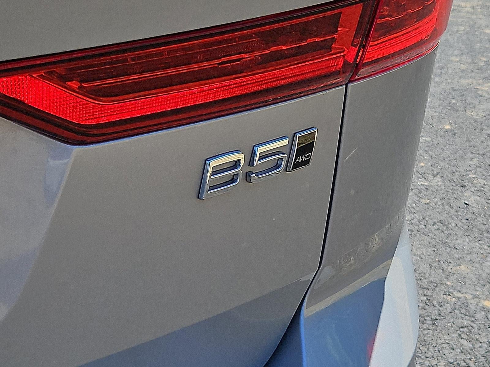 2024 Volvo XC60 B5 AWD Core Dark Theme