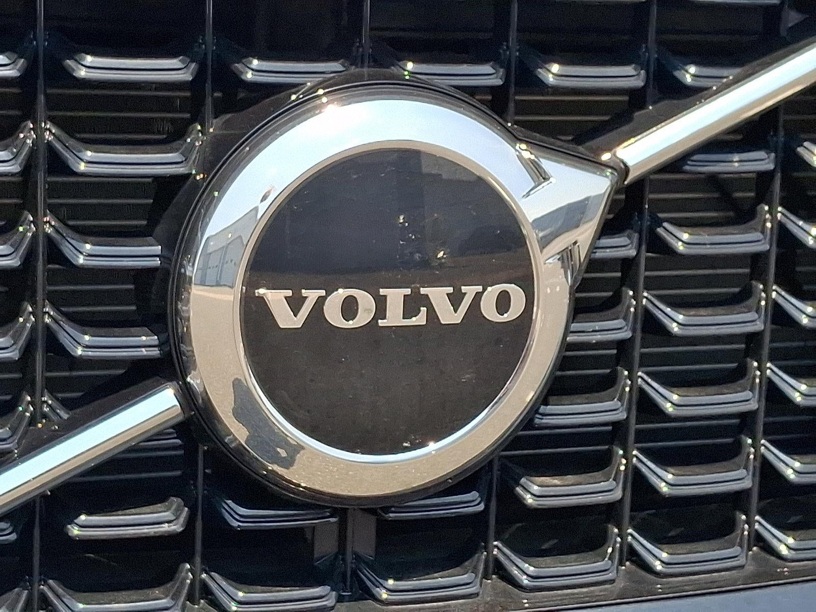 2024 Volvo XC60 B5 AWD Core Dark Theme