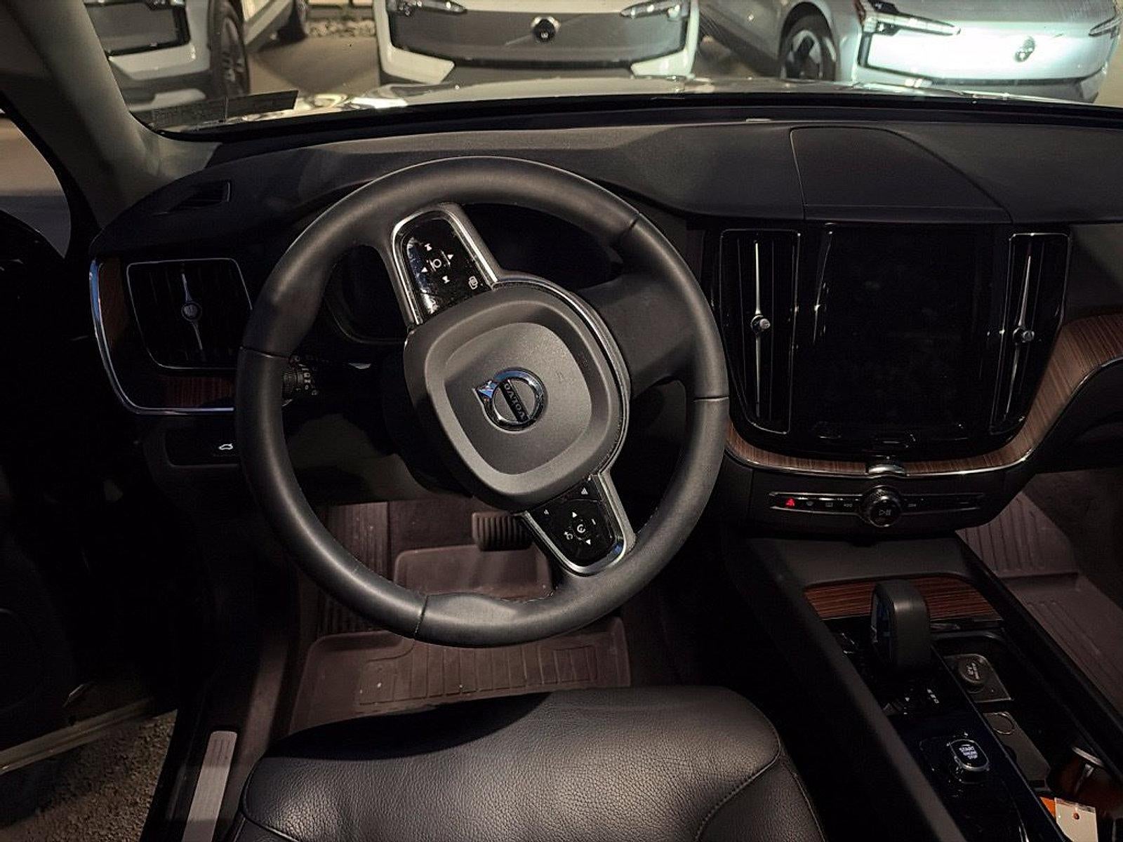 2024 Volvo XC60 B5 AWD Plus Dark Theme