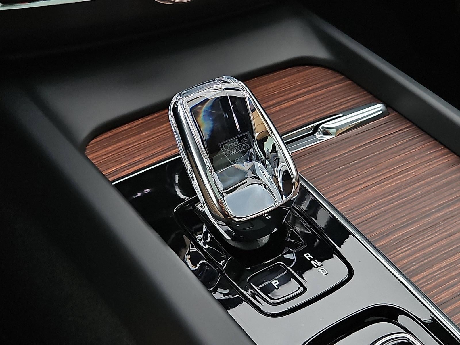 2024 Volvo XC60 B5 AWD Ultimate Dark Theme