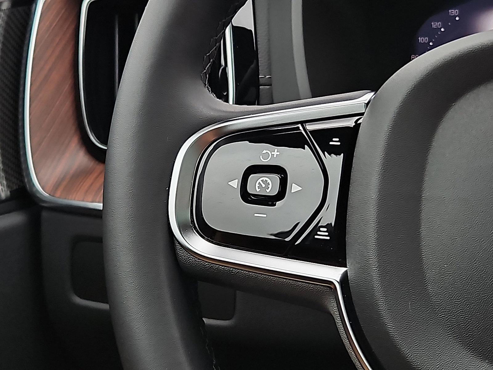 2024 Volvo XC60 B5 AWD Ultimate Dark Theme