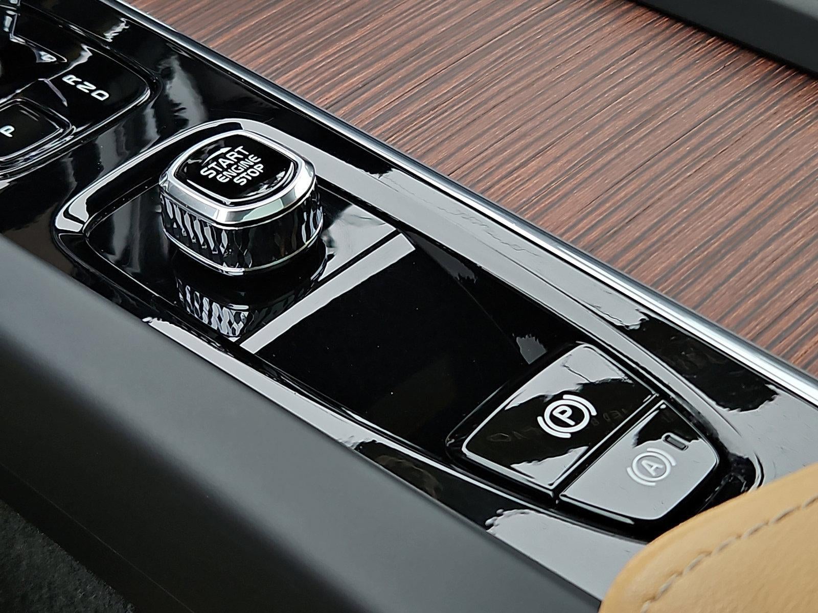 2024 Volvo XC60 B5 AWD Ultimate Dark Theme