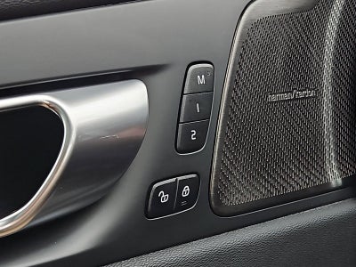 2024 Volvo XC60 B5 AWD Ultimate Dark Theme