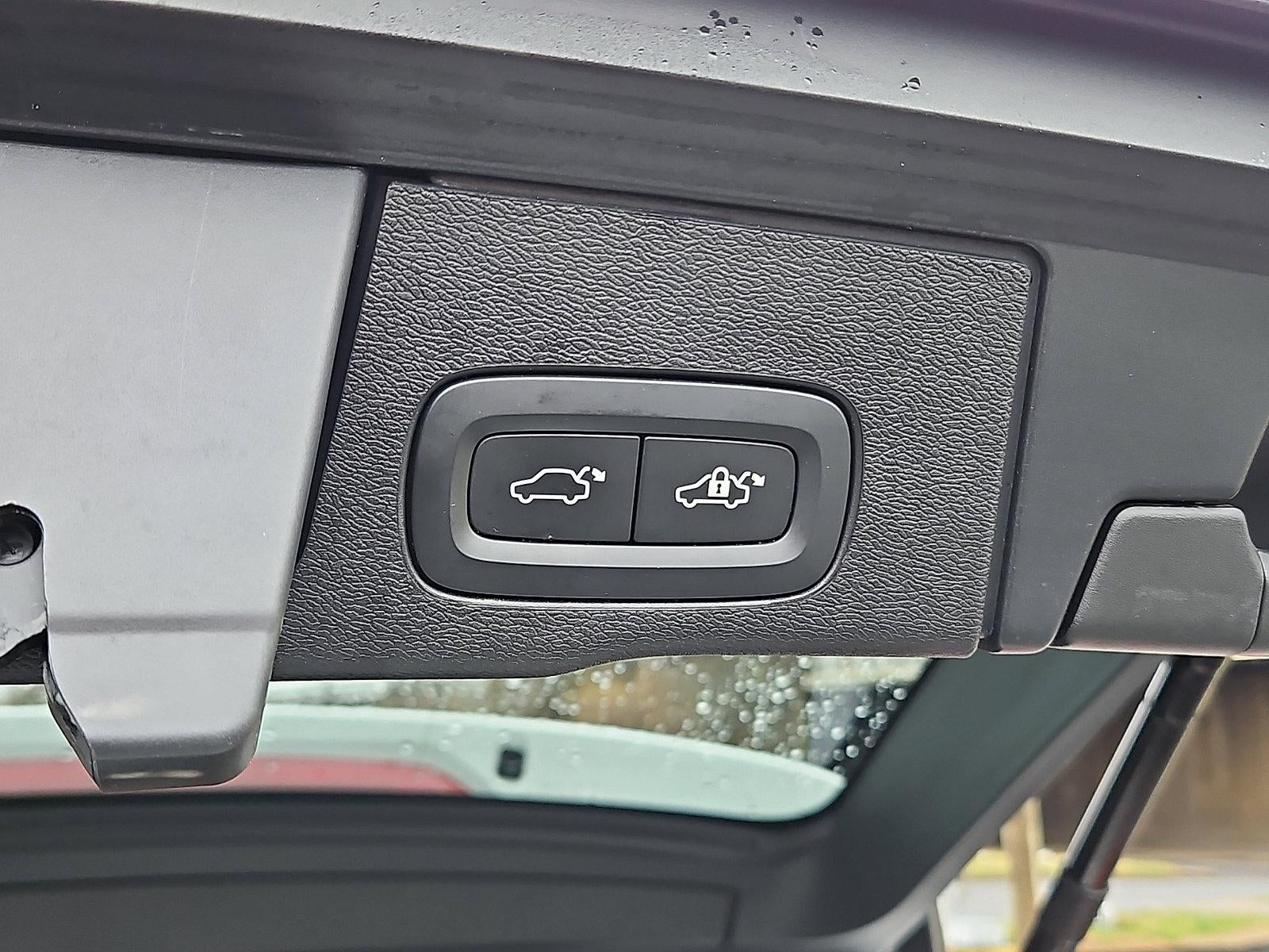 2024 Volvo XC60 B5 AWD Ultimate Dark Theme