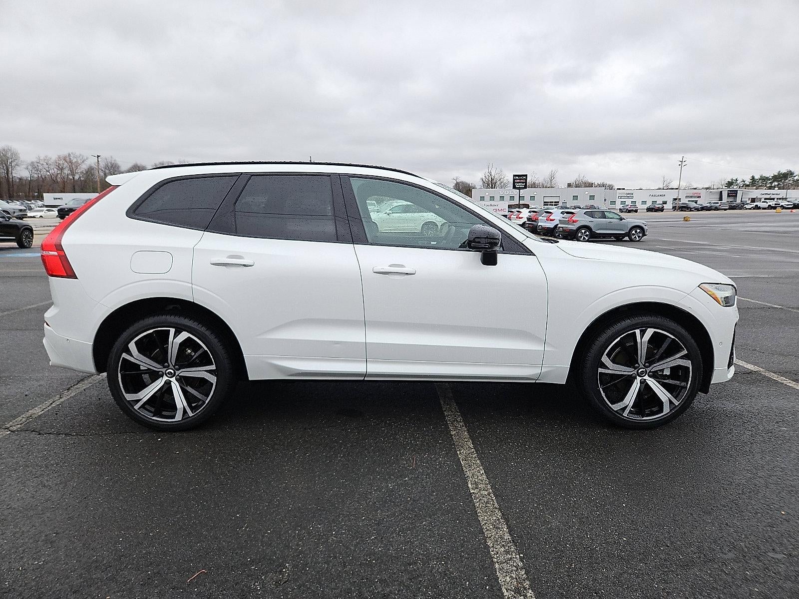 2024 Volvo XC60 B5 AWD Ultimate Dark Theme