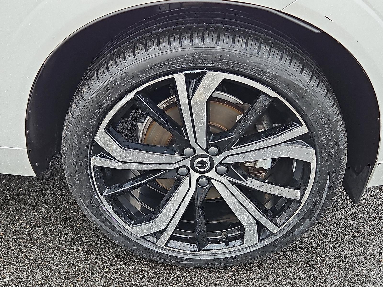 2024 Volvo XC60 B5 AWD Ultimate Dark Theme