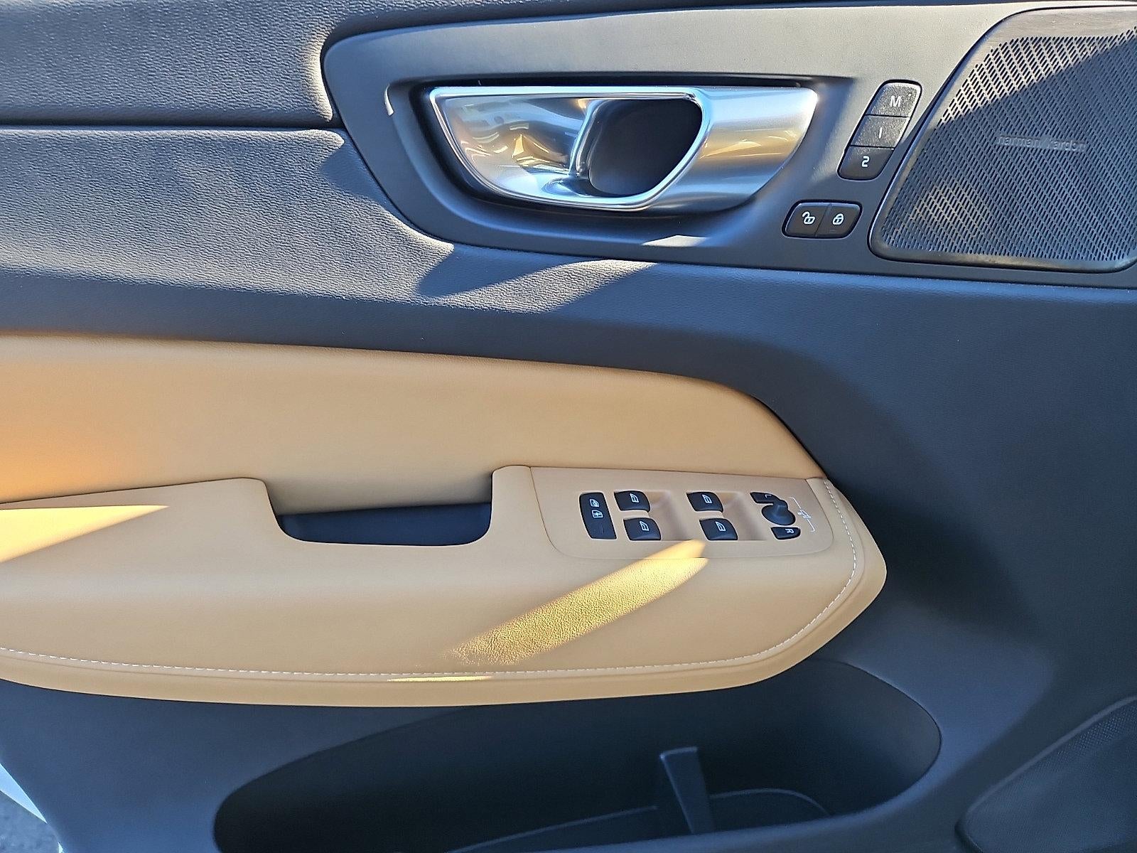 2024 Volvo XC60 B5 AWD Ultimate Dark Theme