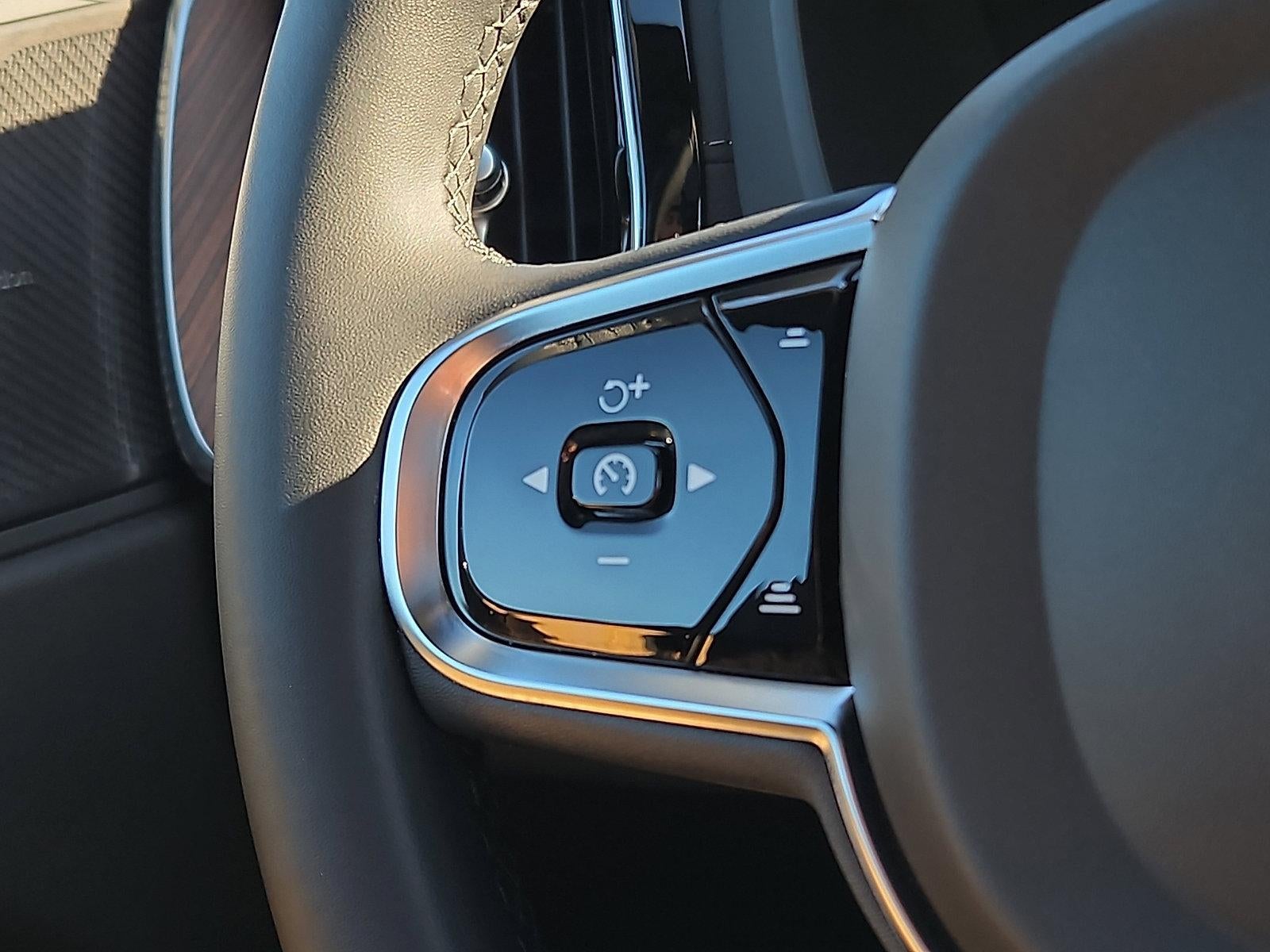 2024 Volvo XC60 B5 AWD Ultimate Dark Theme