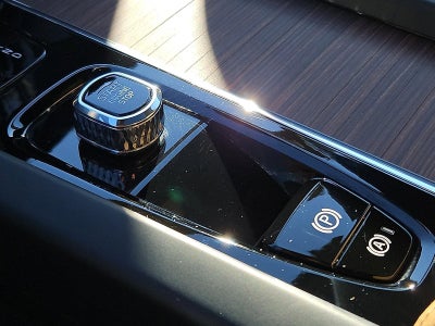 2024 Volvo XC60 B5 AWD Ultimate Dark Theme