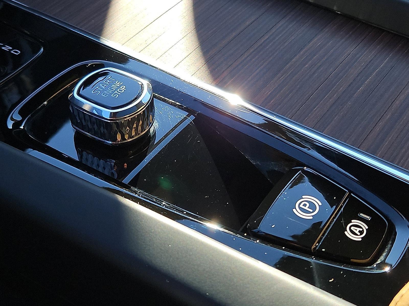 2024 Volvo XC60 B5 AWD Ultimate Dark Theme