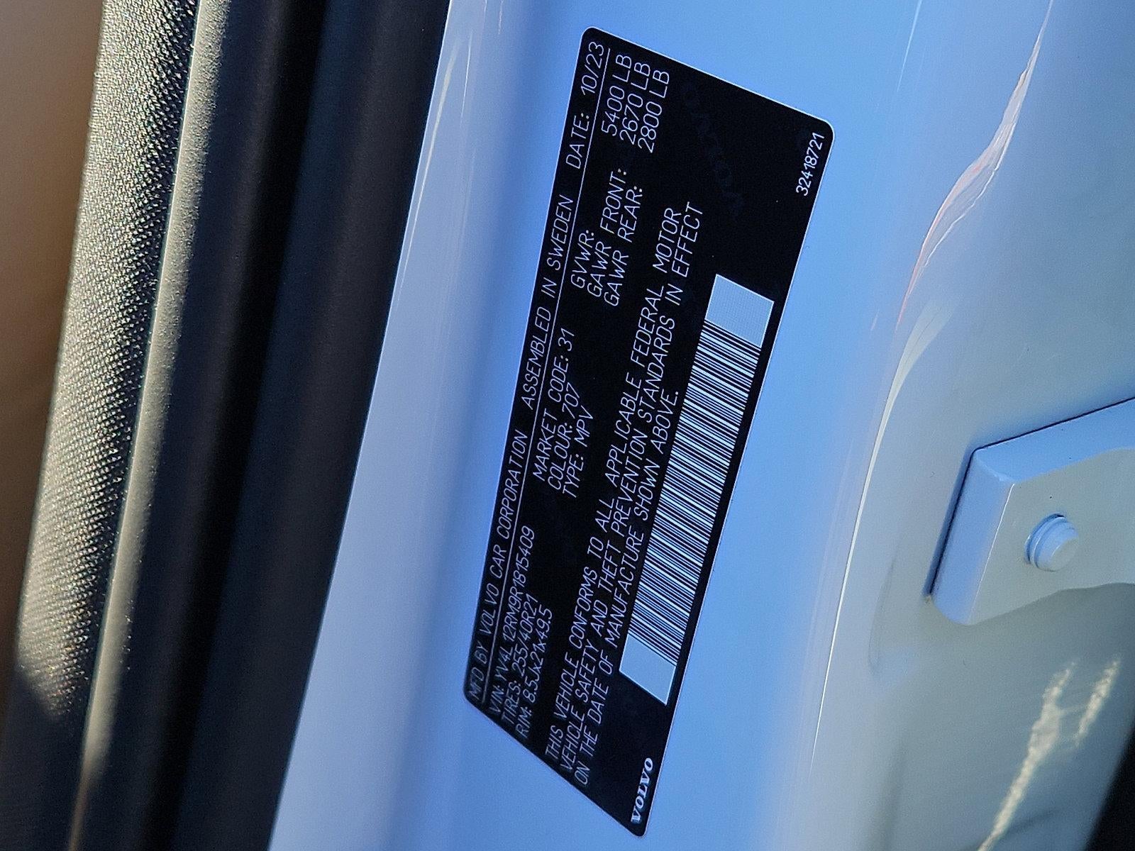 2024 Volvo XC60 B5 AWD Ultimate Dark Theme