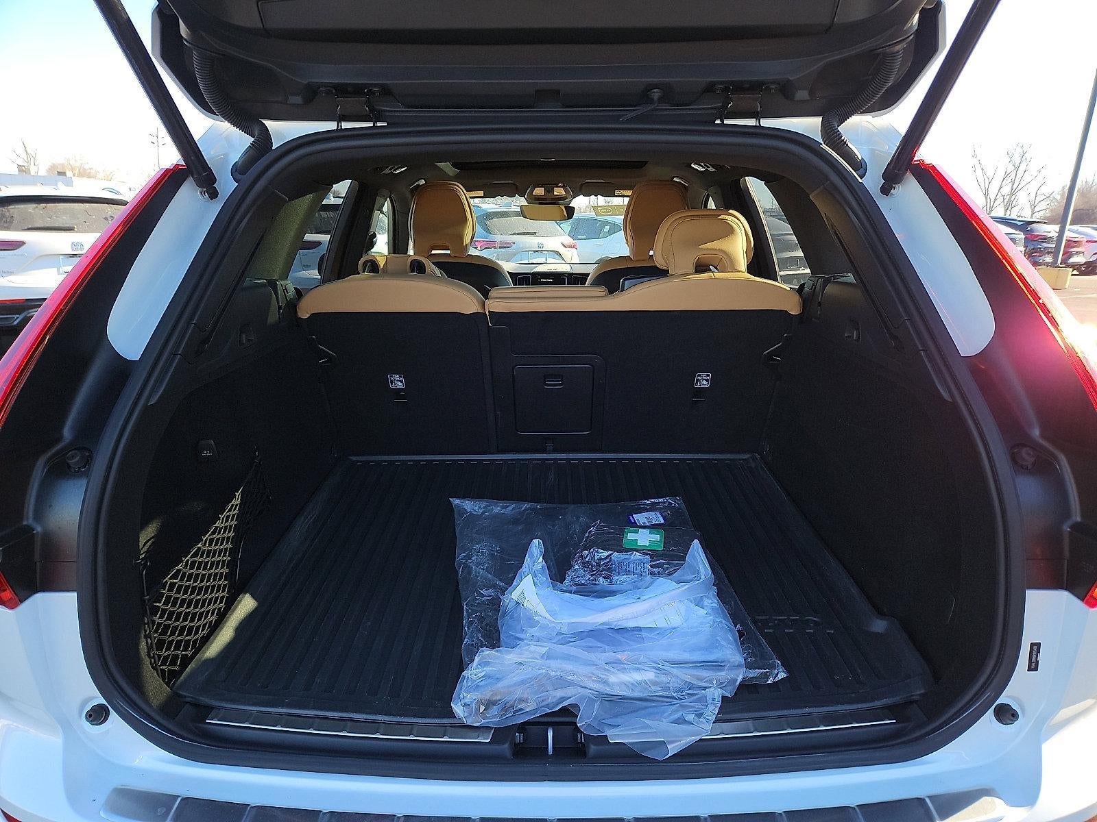 2024 Volvo XC60 B5 AWD Ultimate Dark Theme