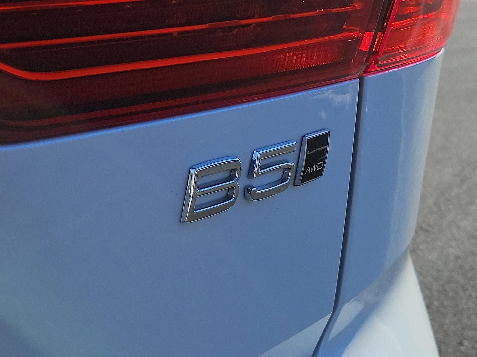 2024 Volvo XC60 B5 AWD Ultimate Dark Theme