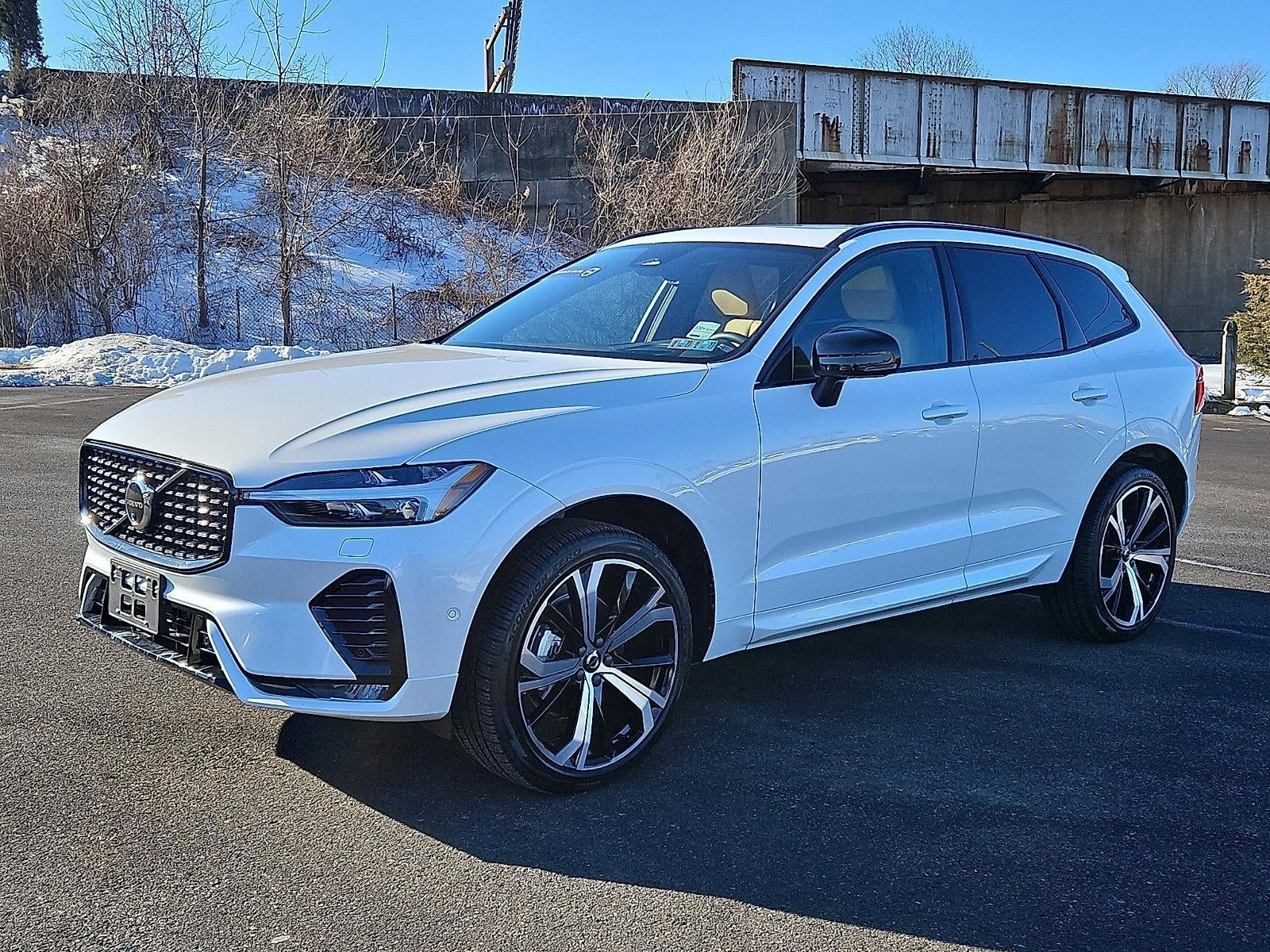 2024 Volvo XC60 B5 AWD Ultimate Dark Theme