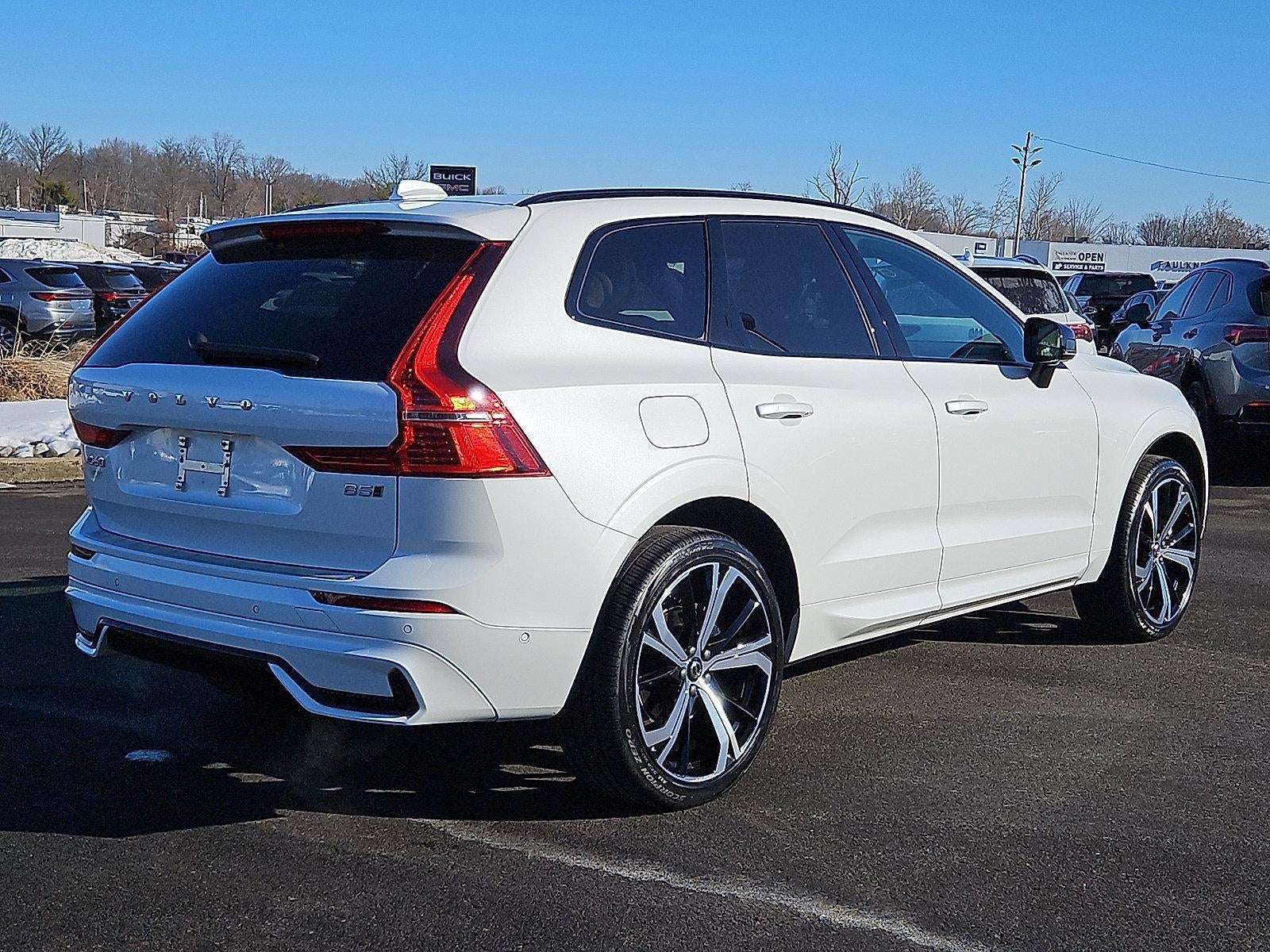 2024 Volvo XC60 B5 AWD Ultimate Dark Theme