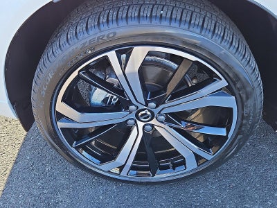 2024 Volvo XC60 B5 AWD Ultimate Dark Theme