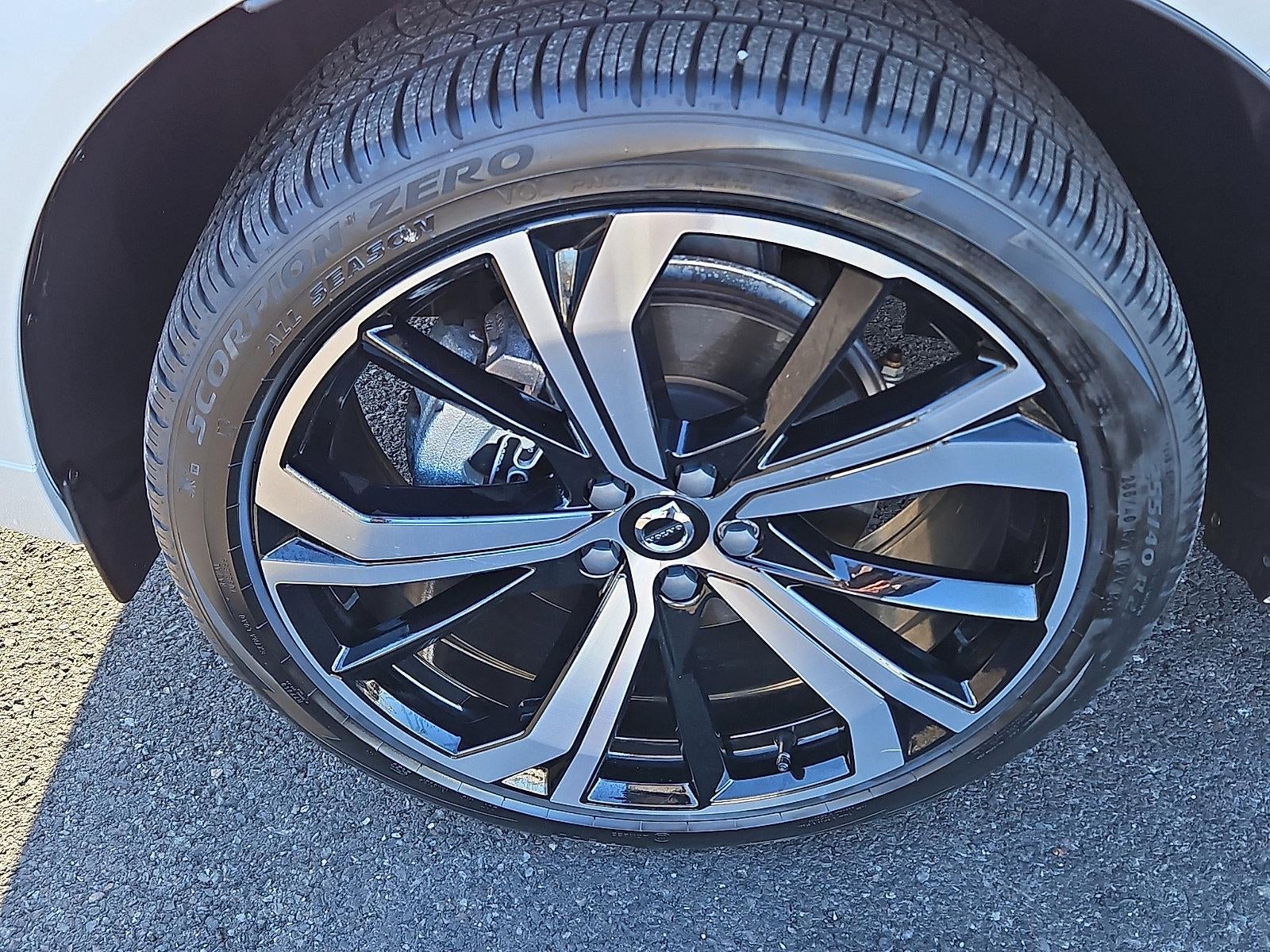 2024 Volvo XC60 B5 AWD Ultimate Dark Theme