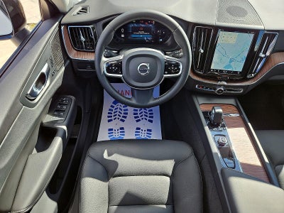 2023 Volvo XC60 B5 AWD Plus Dark Theme