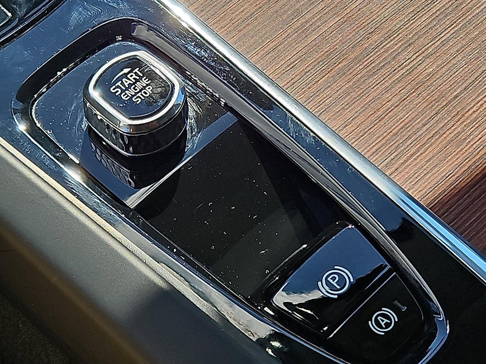 2023 Volvo XC60 B5 AWD Plus Dark Theme