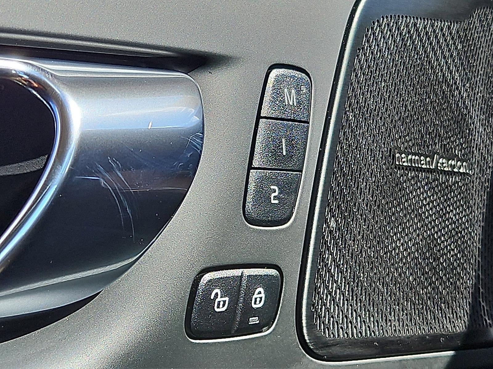 2023 Volvo XC60 B5 AWD Plus Dark Theme