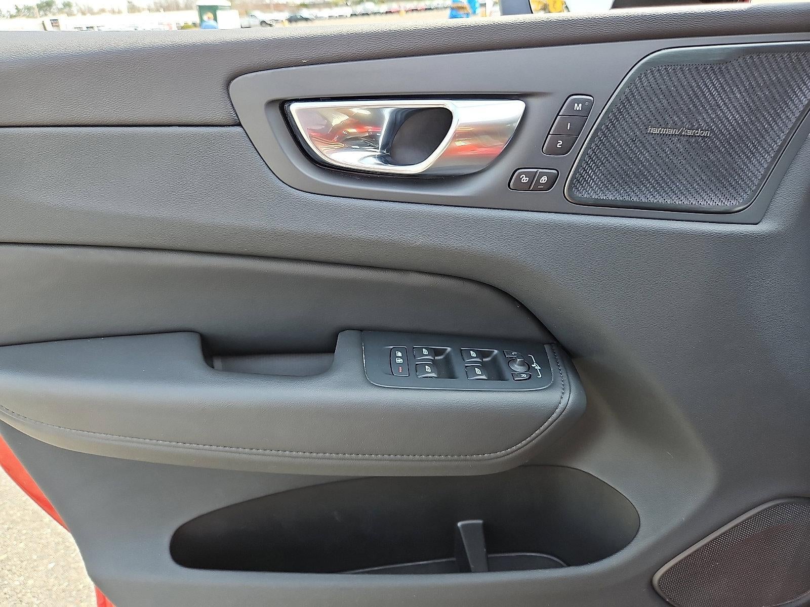 2023 Volvo XC60 B5 AWD Plus Dark Theme