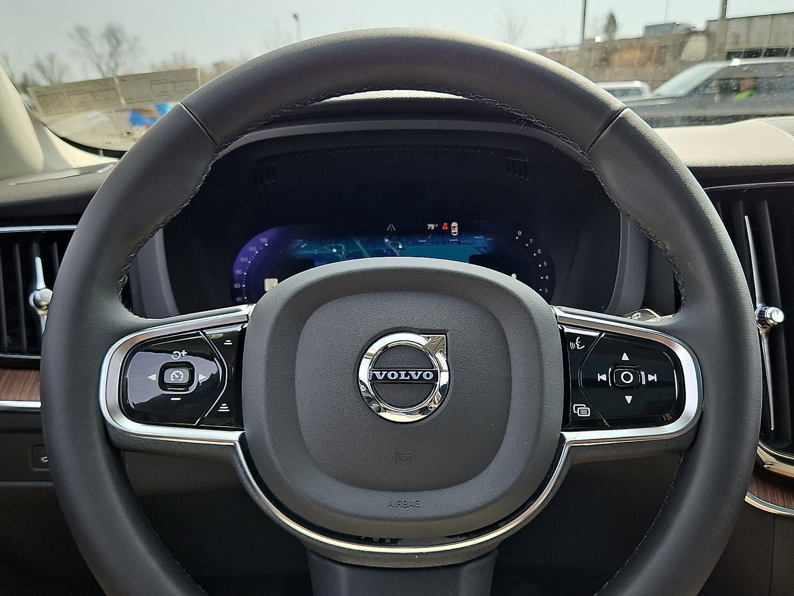 2023 Volvo XC60 B5 AWD Plus Dark Theme