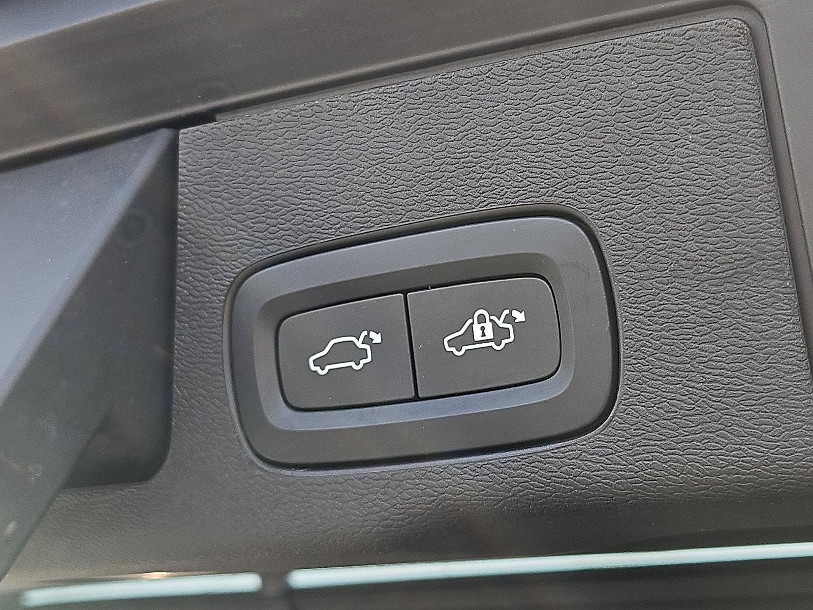 2023 Volvo XC60 B5 AWD Plus Dark Theme