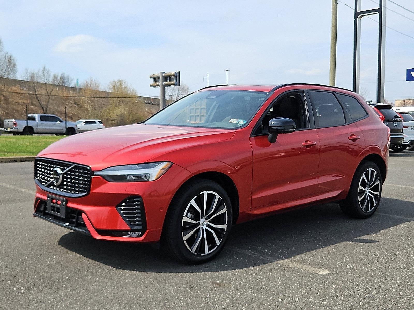 2023 Volvo XC60 B5 AWD Plus Dark Theme