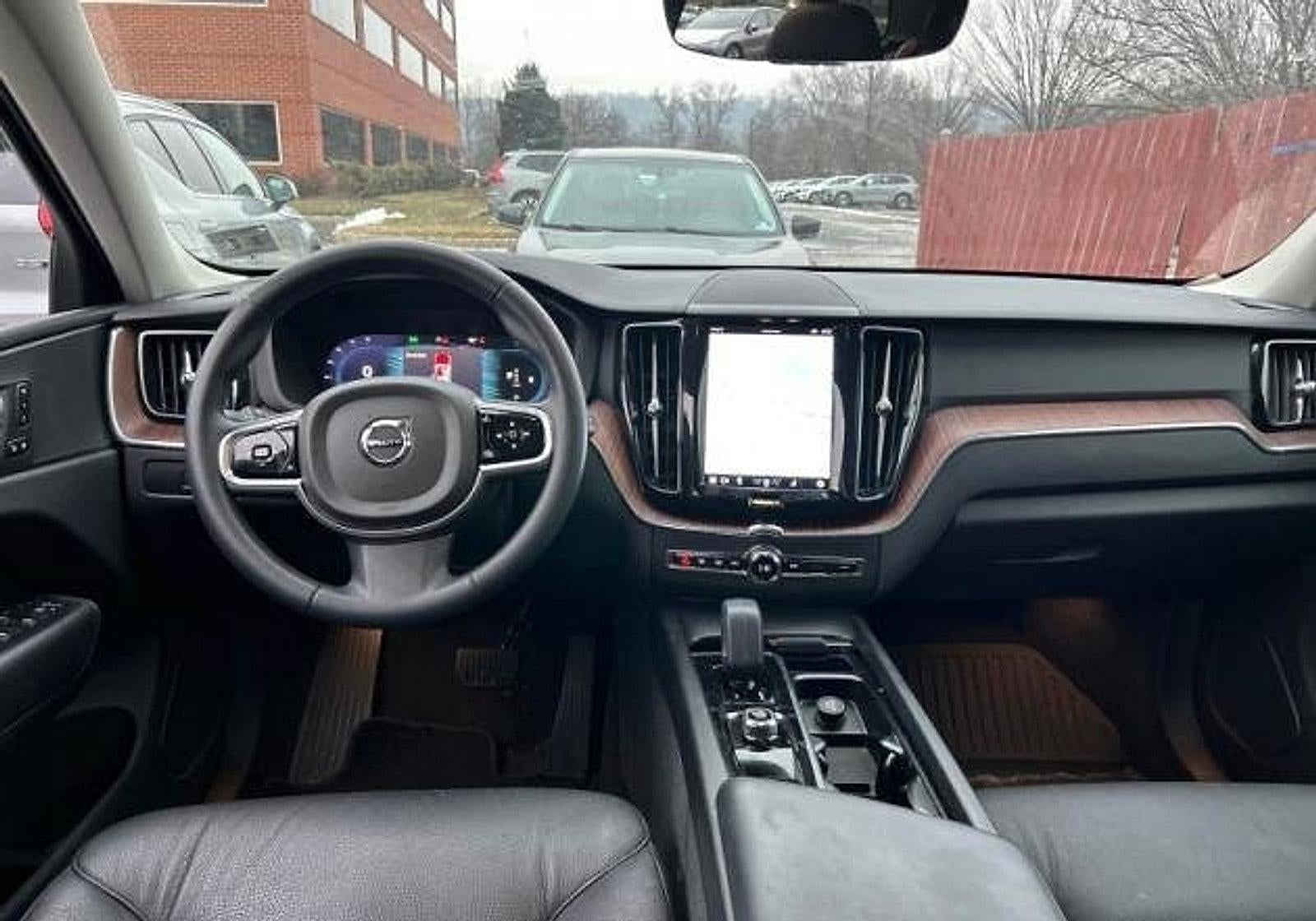 2023 Volvo XC60 B5 AWD Plus Dark Theme