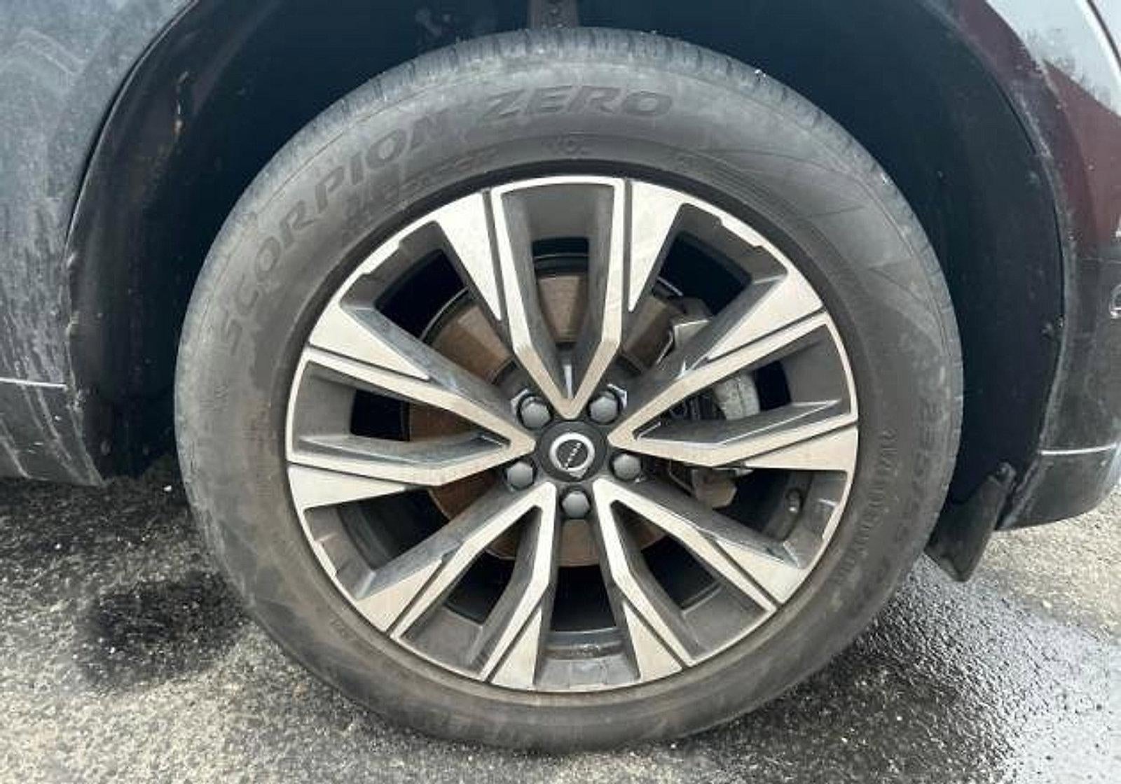 2023 Volvo XC60 B5 AWD Plus Dark Theme